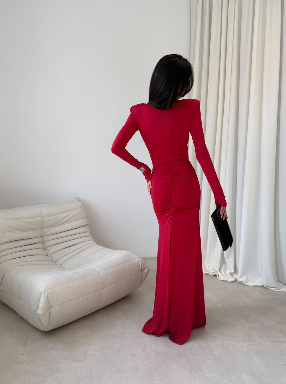 Czerwona sukienka maxi z rozcięciem i długim rękawem - elegancka, dopasowana