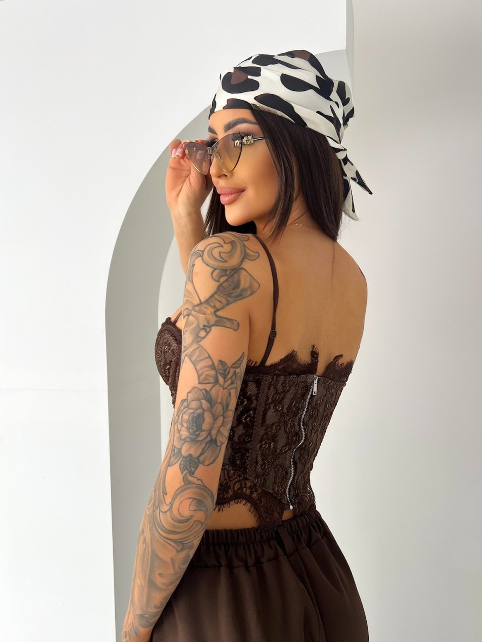Top koronkowy czekoladowy  damski na ramiączkach koronka kwiatowy wzór crop top