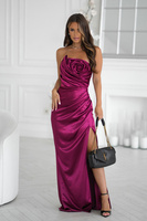 ELEGANCKA SUKIENKA SATYNOWA BEZ RAMIĄCZEK Z DRAPOWANĄ RÓŻĄ I ROZCIĘCIEM ROSA bordowy