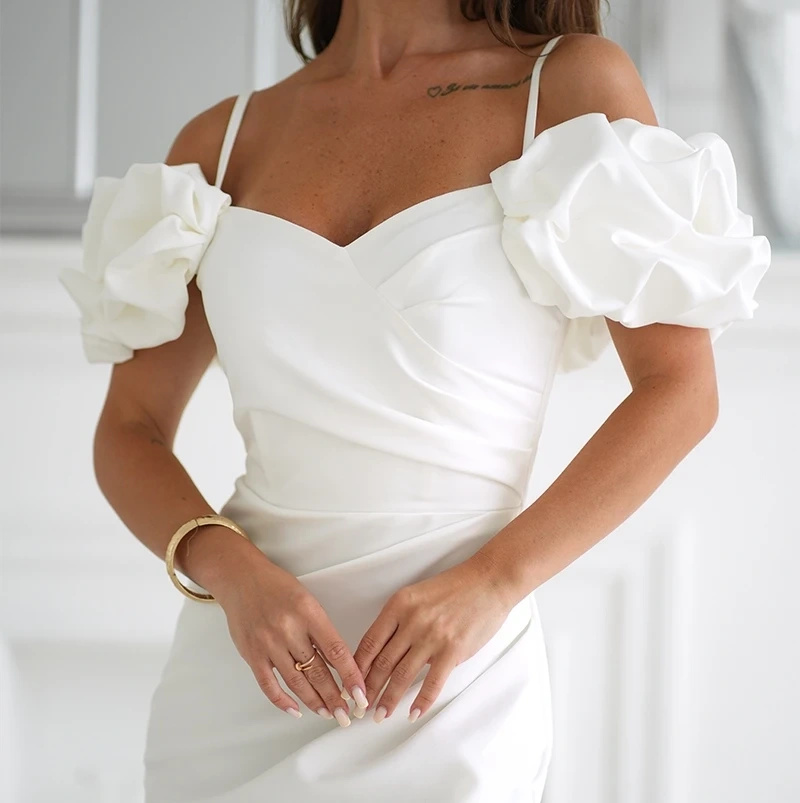 Elegancka Sukienka Maxi Ecru z Trójwymiarowymi Rękawami Kopertowa z Rozcięciem