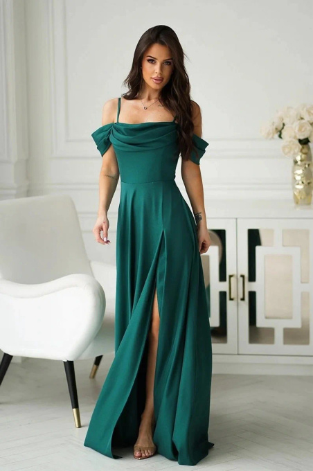 Elegancka Szmaragdowa Sukienka Z Drapowaniem, Rozcięciem I Błyszczącą Tkaniną 330-15