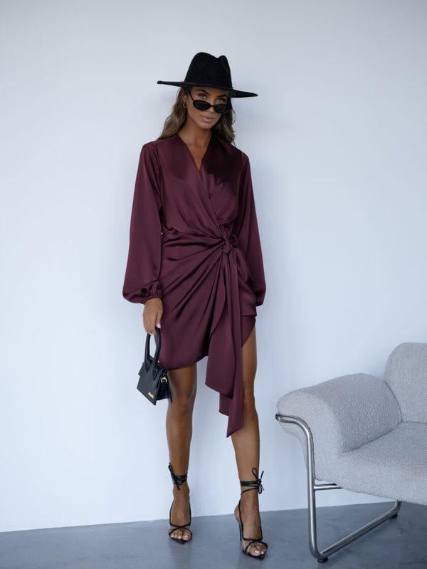 Satynowa sukienka kopertowa Selena czekoladowy