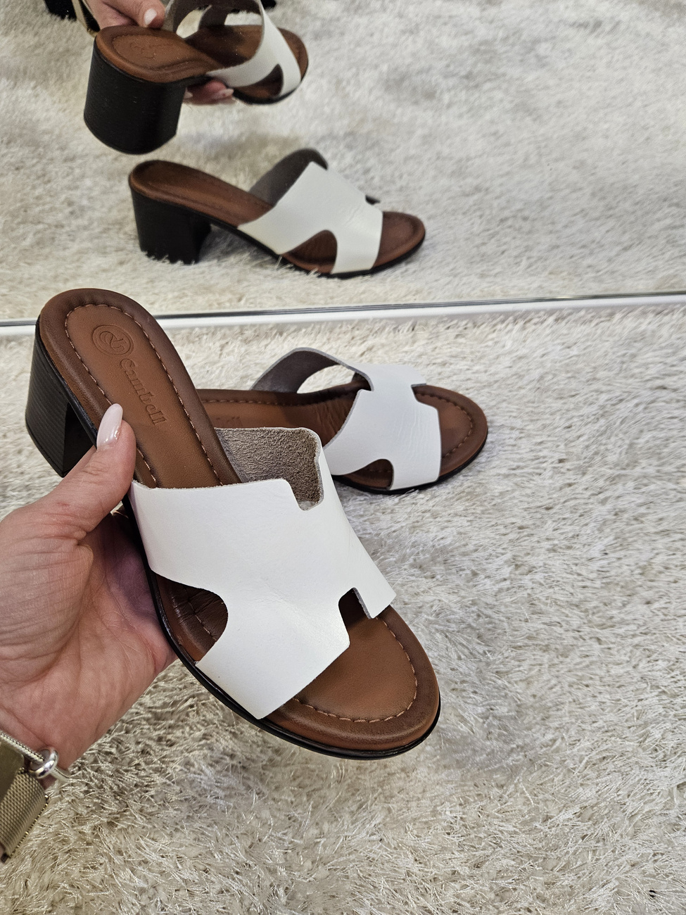 Klapki damskie na obcasie ze skóry naturalnej Olivia białe