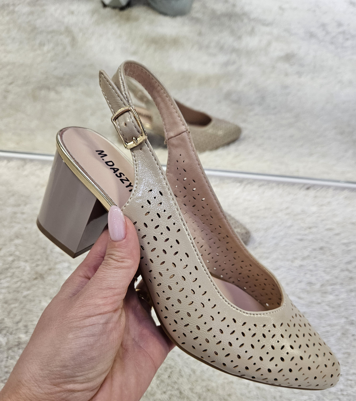 Eleganckie beżowe ażurowe czółenka damskie 