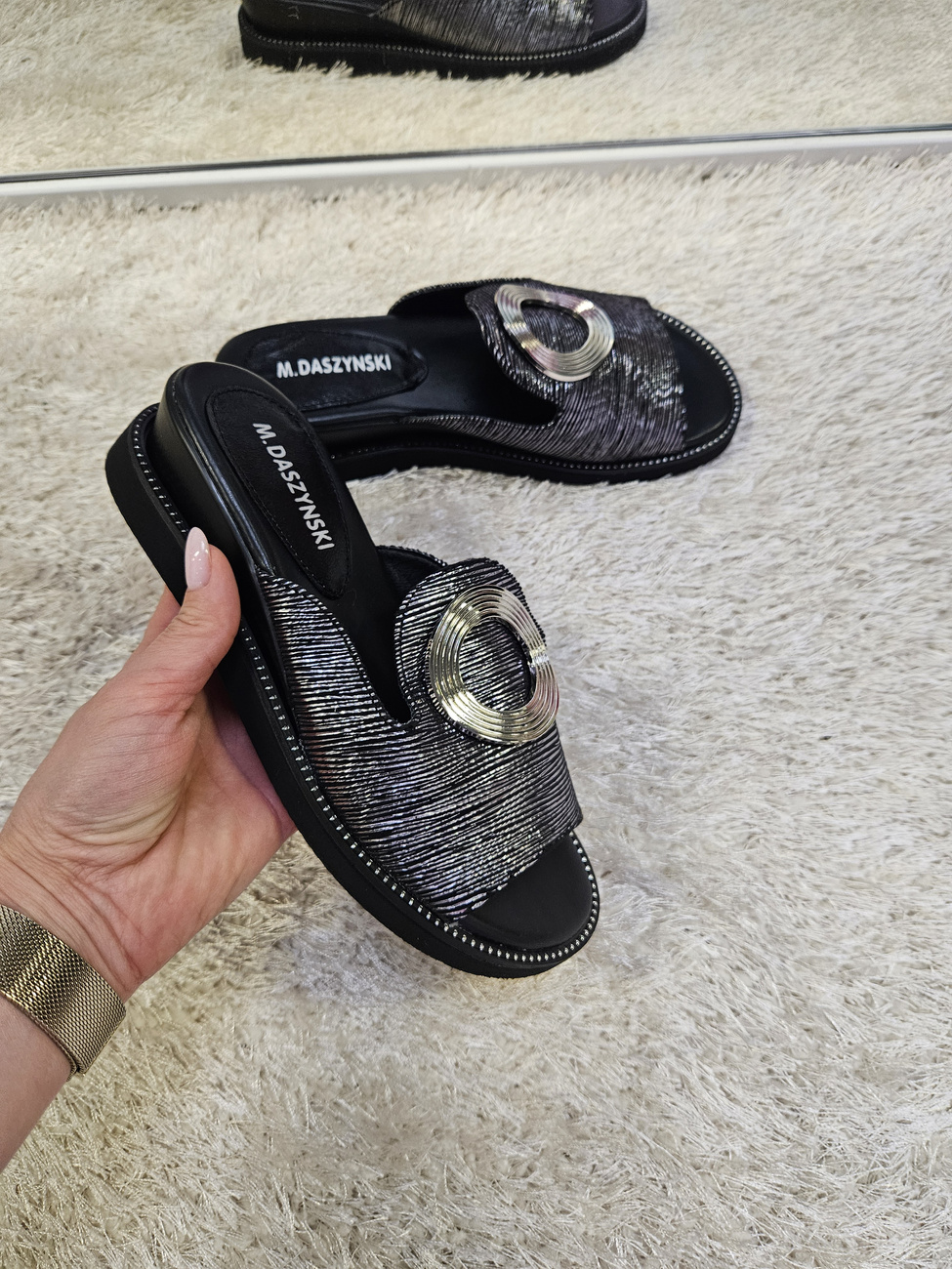 Stylowe czarne  klapki damskie na koturnie