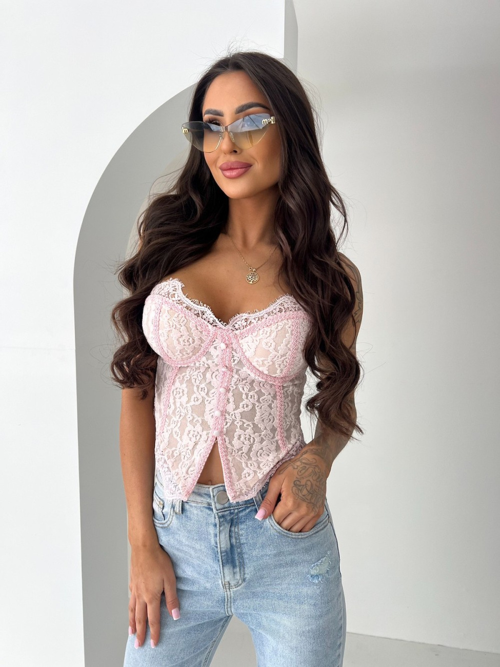 Top koronkowy różowy damski na ramiączkach koronka kwiatowy wzór crop top