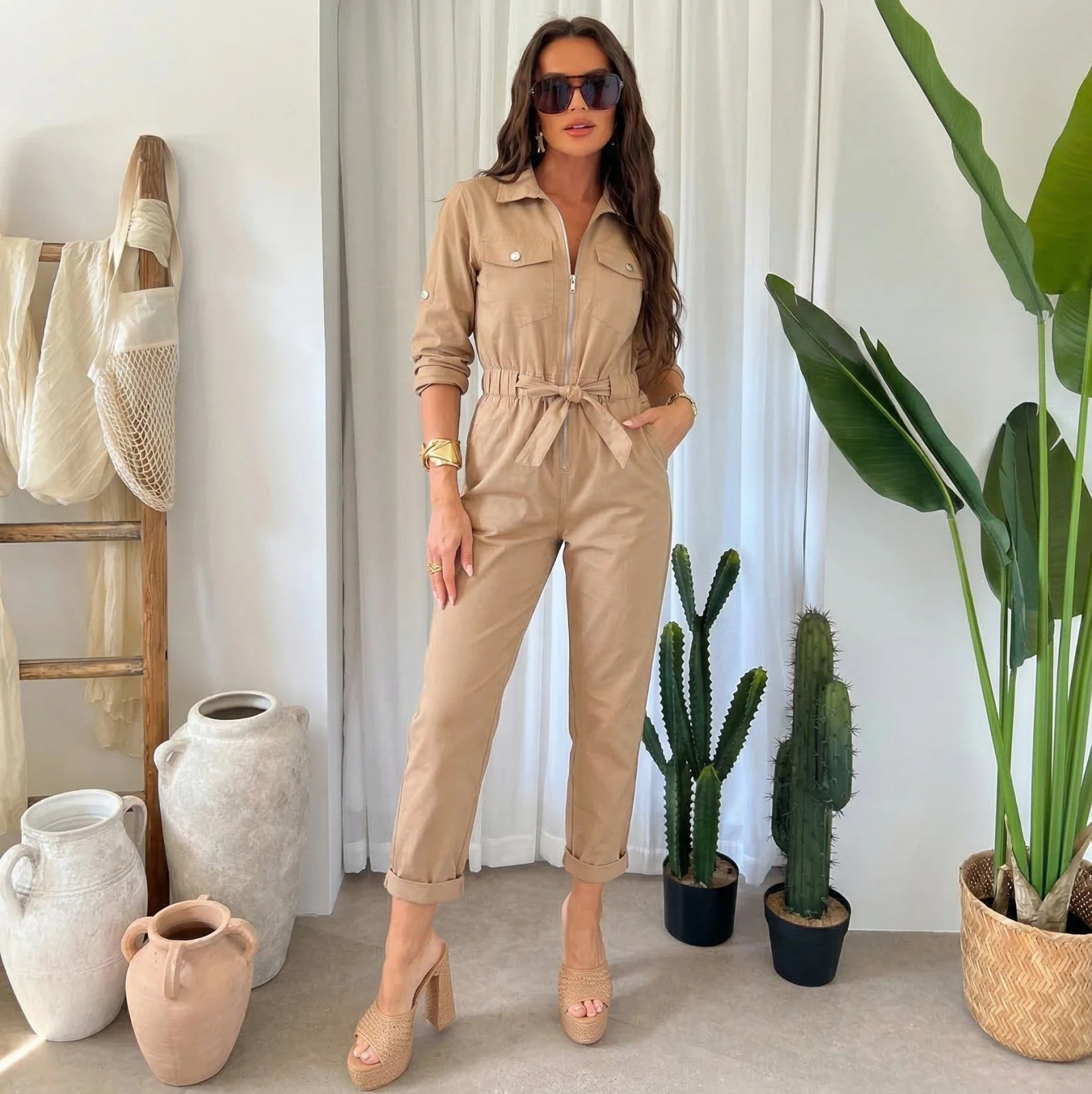 Kombinezon Damski Beżowy z Paskiem - Modny Overall z Kieszeniami i Zamkiem