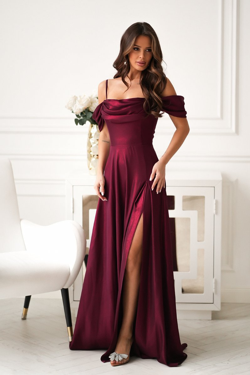 Elegancka Sukienka Z Drapowaniem, Rozcięciem I Błyszczącą Tkaniną bordowy