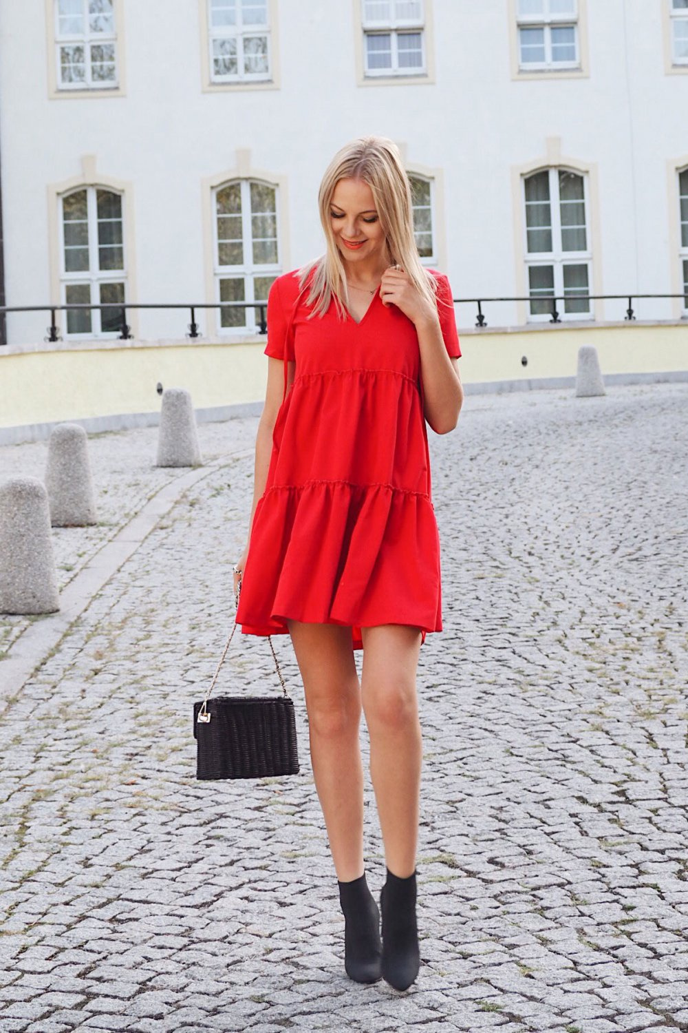  Pola Czerwona Mini Sukienka Rozkloszowana Z Falbaną Na Co Dzień
