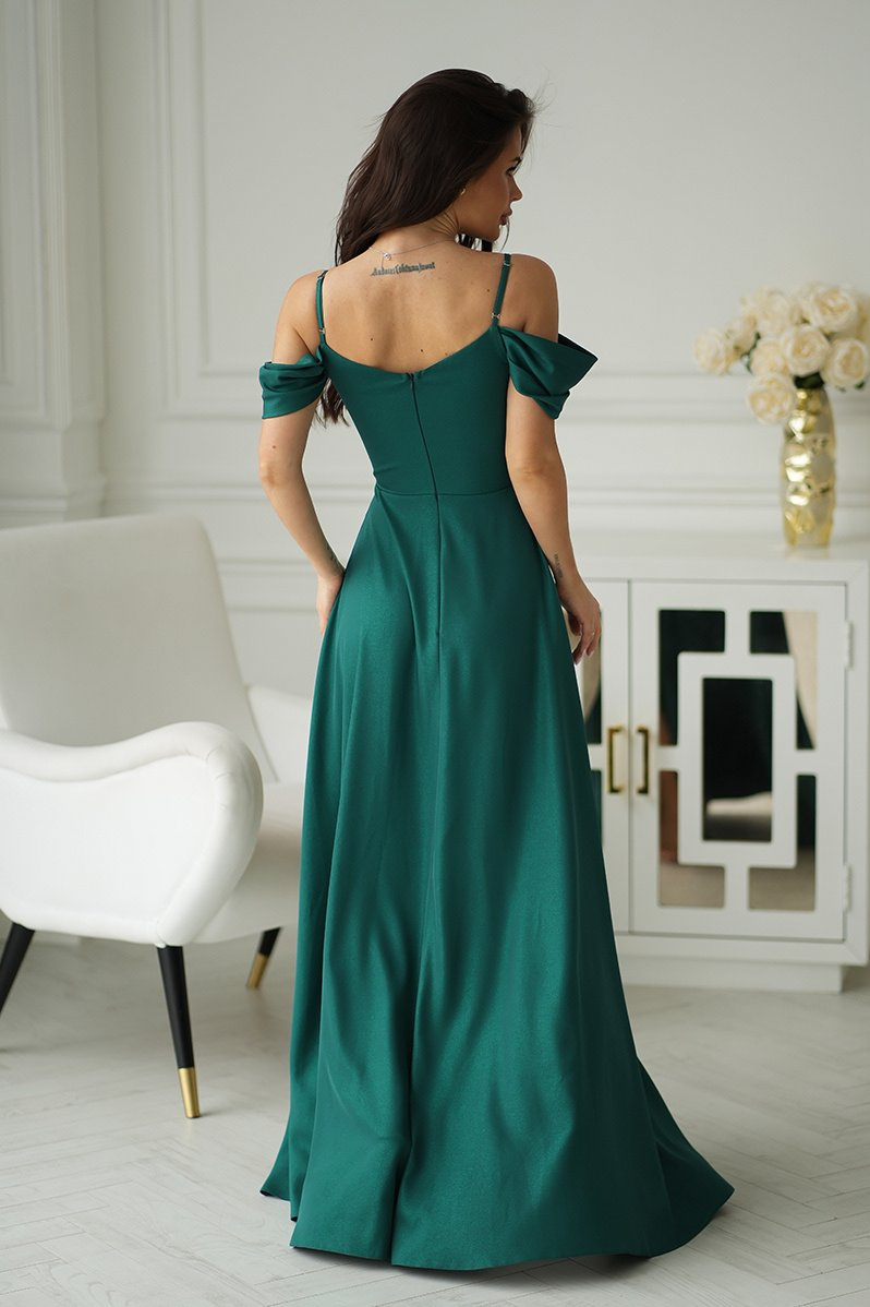 Elegancka Szmaragdowa Sukienka Z Drapowaniem, Rozcięciem I Błyszczącą Tkaniną 330-15