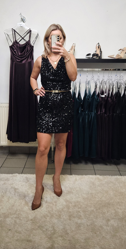 Czarna sukienka mini z cekinami i lejącą górą na grubych ramiączkach Nel