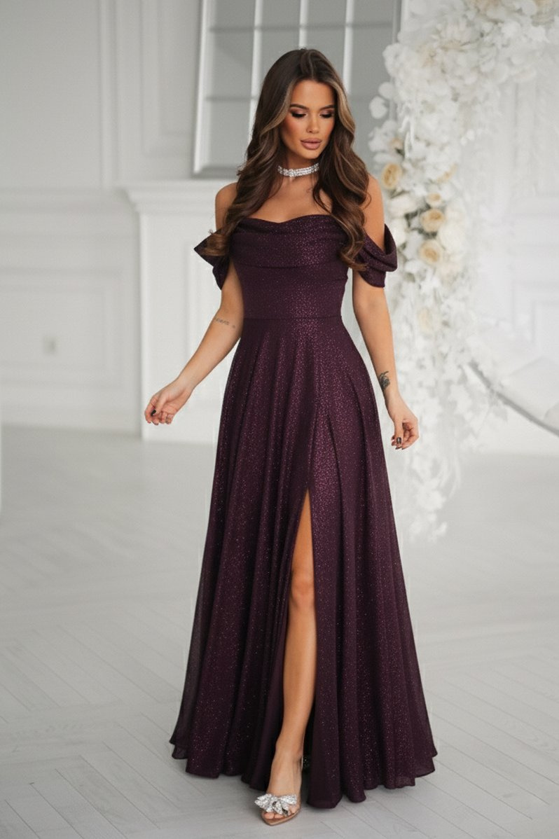 Elegancka Sukienka Z Drapowaniem, Rozcięciem I Błyszczącą Tkaniną śliwka