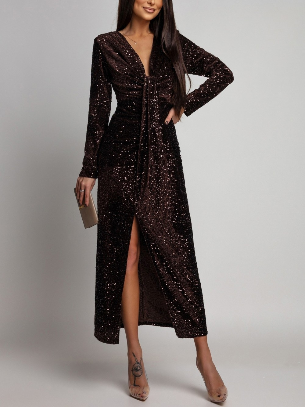 Elegancka Maxi Sukienka Cekinowa Wiola z długim rękawem czekoladowa