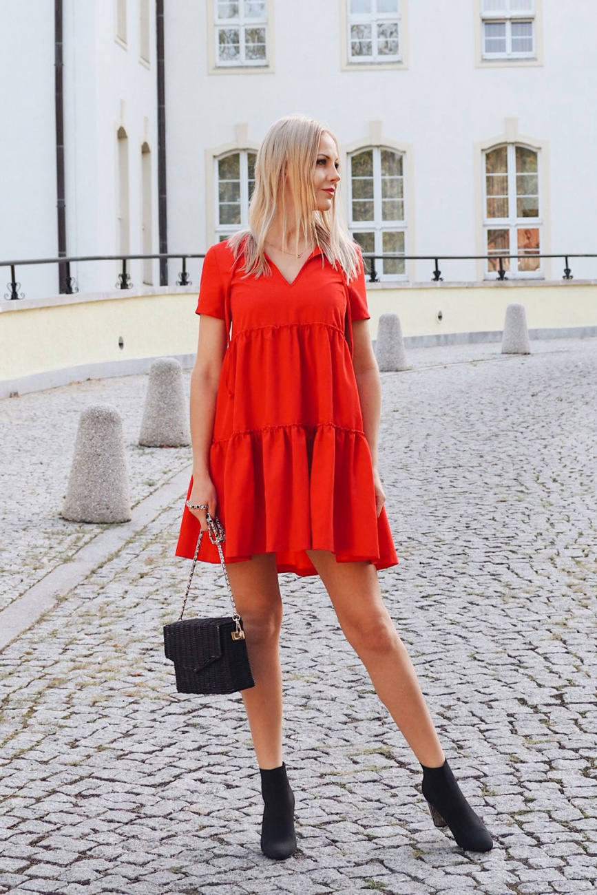  Pola Czerwona Mini Sukienka Rozkloszowana Z Falbaną Na Co Dzień
