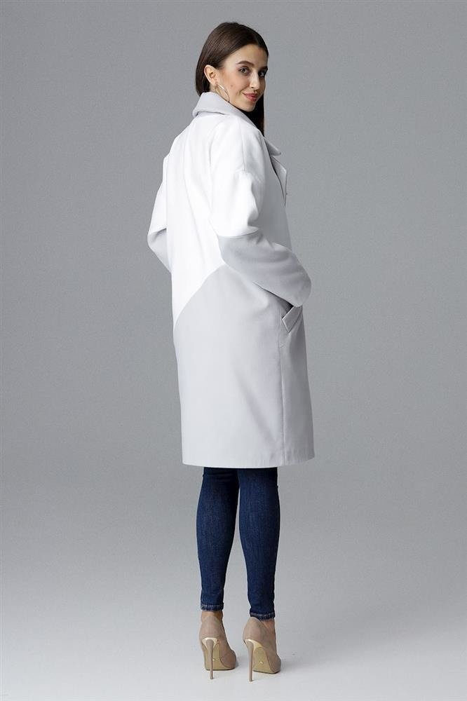 Płaszcz z fantazyjnie łączonych kolorów zapinany na guziki