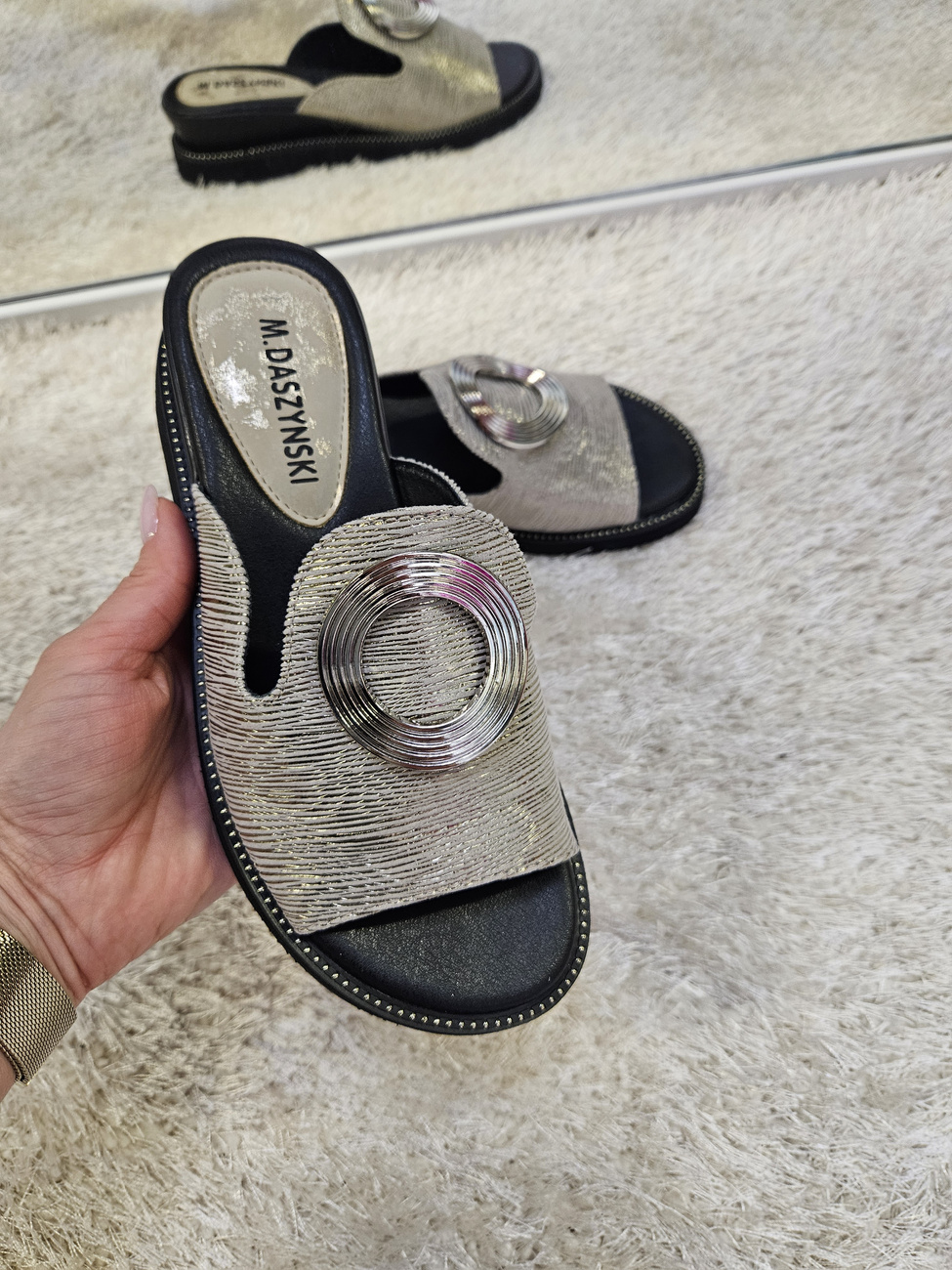 Stylowe srebrne klapki damskie na koturnie