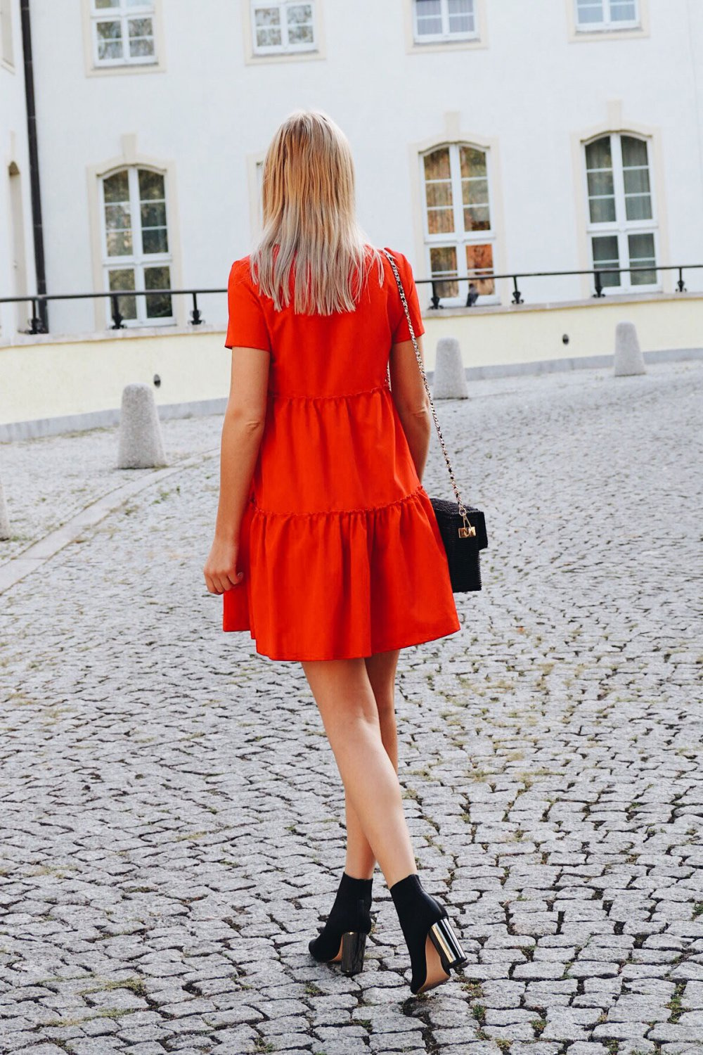  Pola Czerwona Mini Sukienka Rozkloszowana Z Falbaną Na Co Dzień
