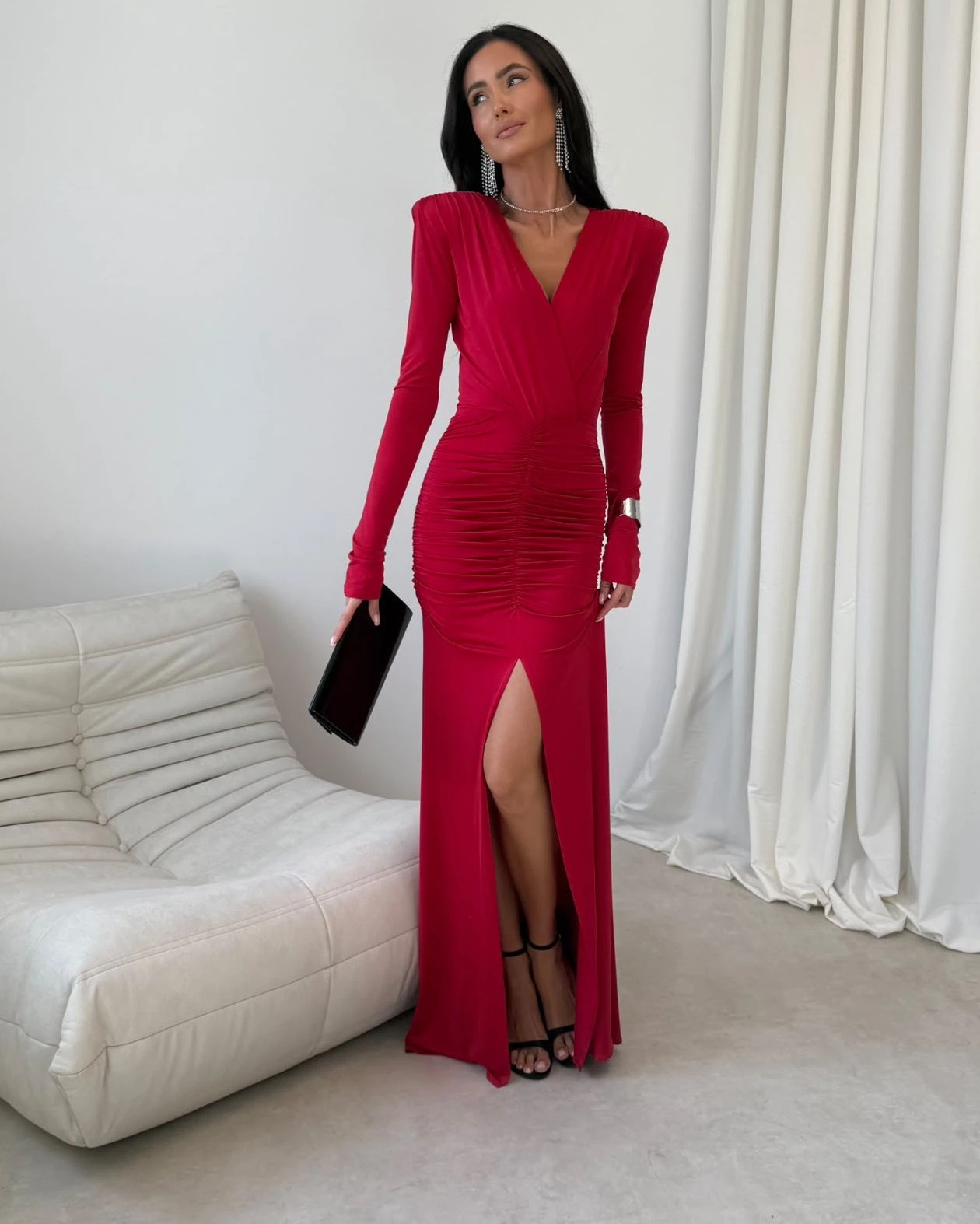 Czerwona sukienka maxi z rozcięciem i długim rękawem - elegancka, dopasowana