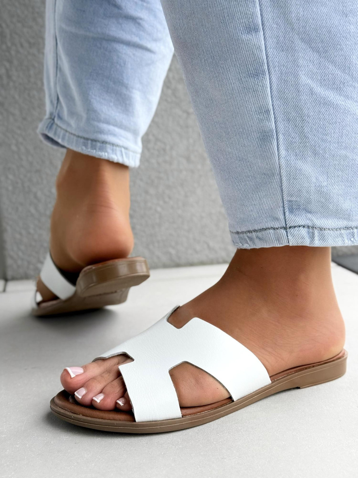 Klapki damskie ze skóry naturalnej Oli białe