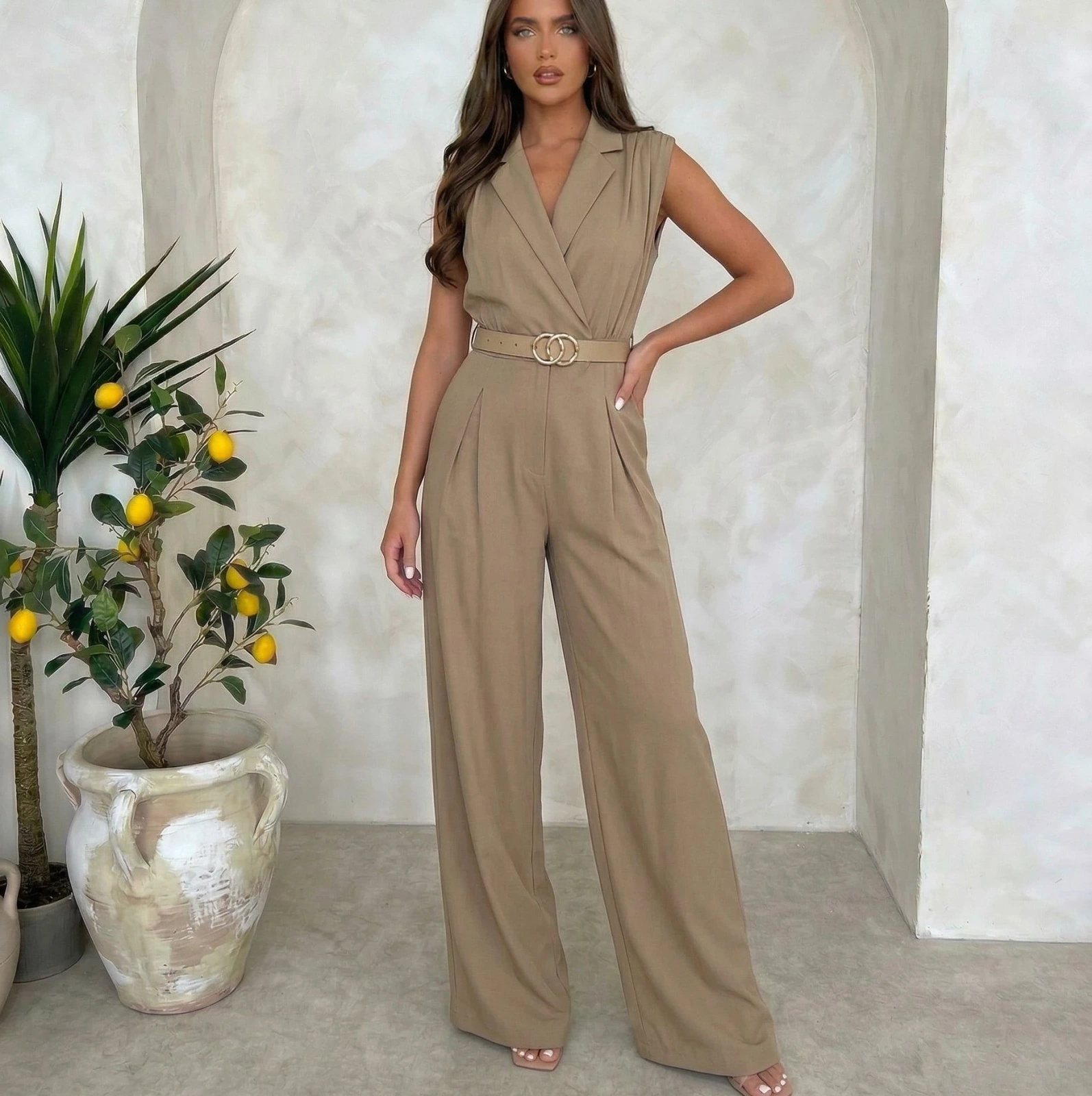 Kombinezon damski elegancki beżowy z kołnierzem paskiem szerokie nogawki GRACE