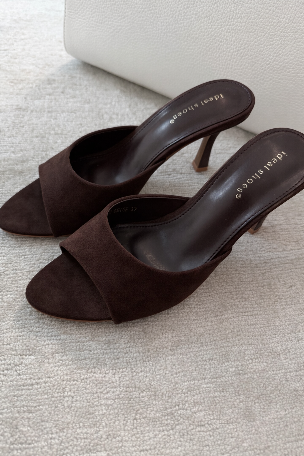 Klapki Camila na obcasie zamszowe czekoladowe