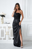 ELEGANCKA SUKIENKA SATYNOWA BEZ RAMIĄCZEK Z DRAPOWANĄ RÓŻĄ I ROZCIĘCIEM ROSA czarny