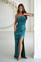 ELEGANCKA SUKIENKA SATYNOWA BEZ RAMIĄCZEK Z DRAPOWANĄ RÓŻĄ I ROZCIĘCIEM ROSA zielony