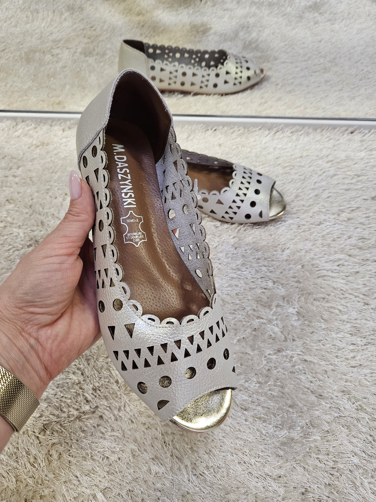 Sandały damskie na płaskim obcasie ze skóry naturalnej Gold