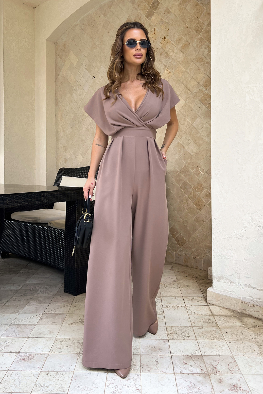 Elegancki KOMBINEZON Z ZAKRYTYMI RAMIONAMI- camel