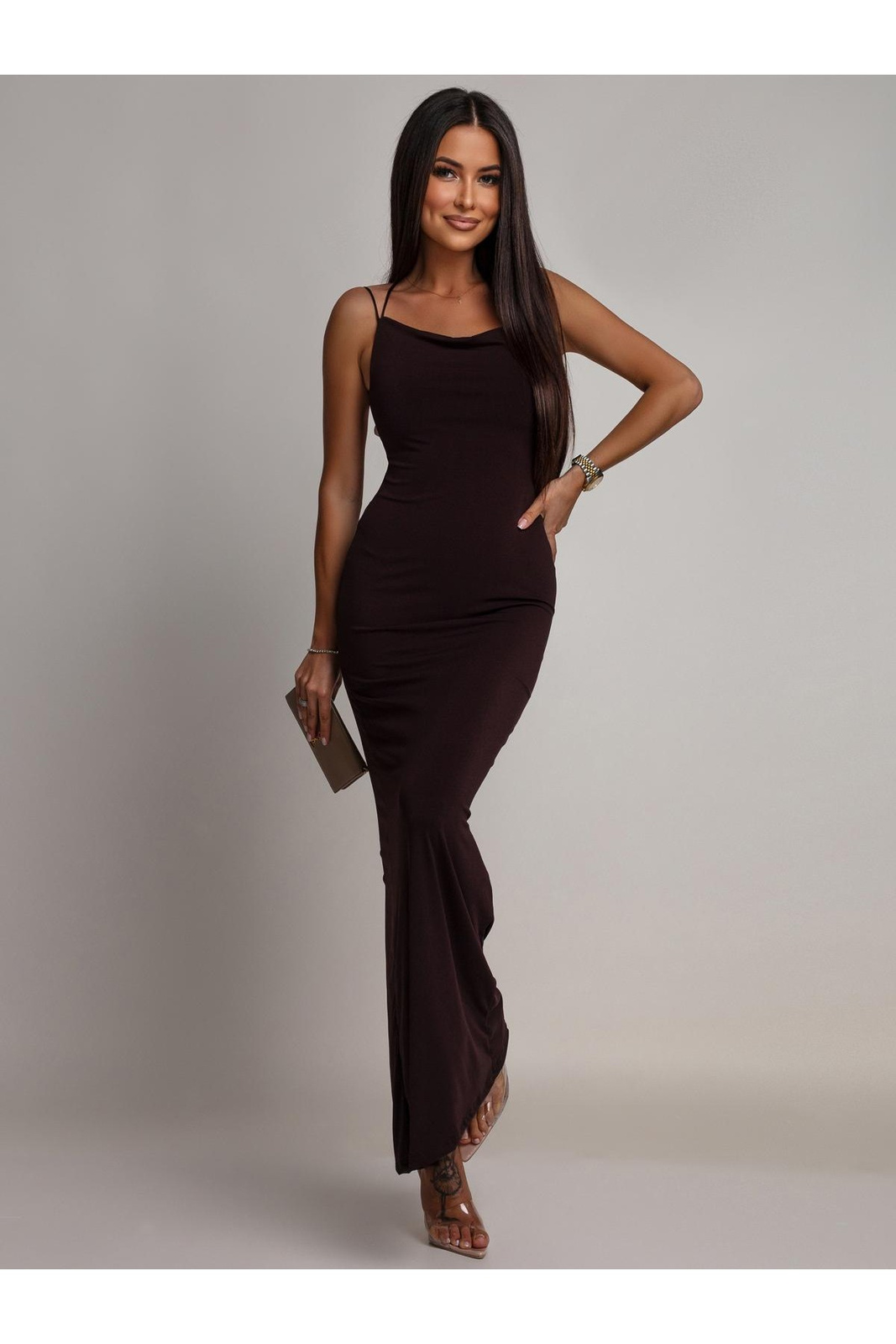 Elegancka sukienka maxi z odkrytymi plecami bevertina czekoladowa
