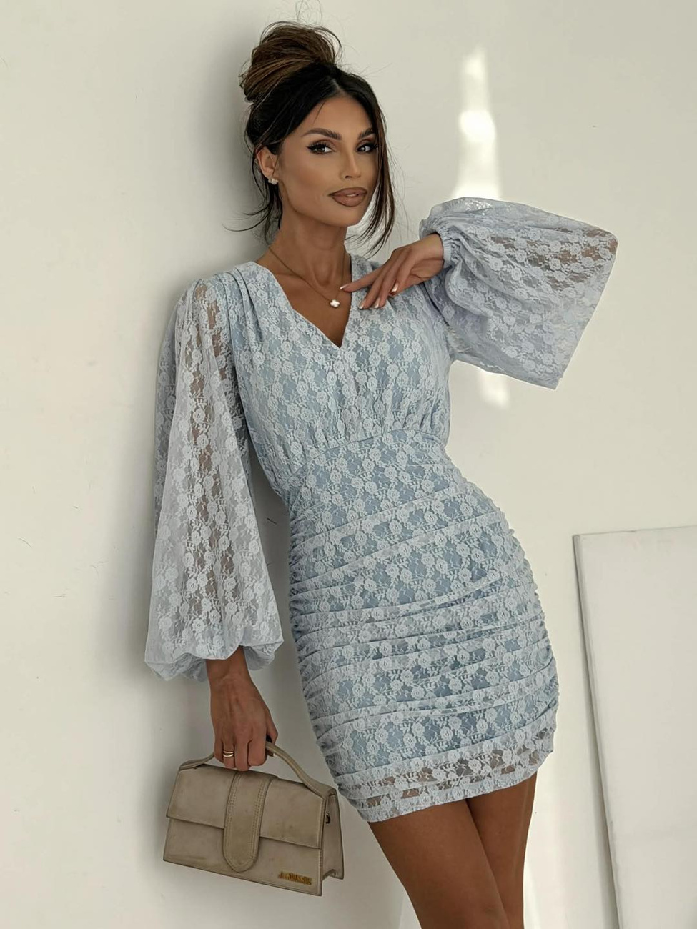 Elegancka mini Sukienka koronkowa Rosa błękitna