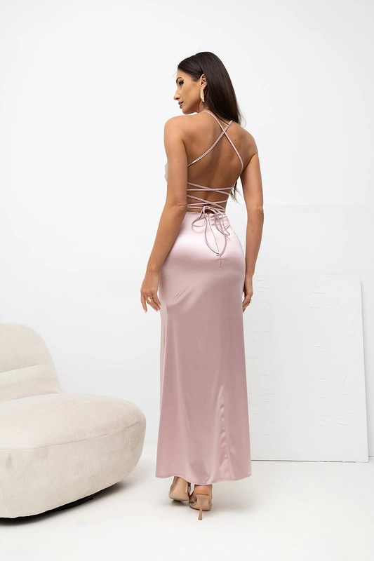 Elegancka dopasowama sukienka maxi Paula satynowa pudrowy
