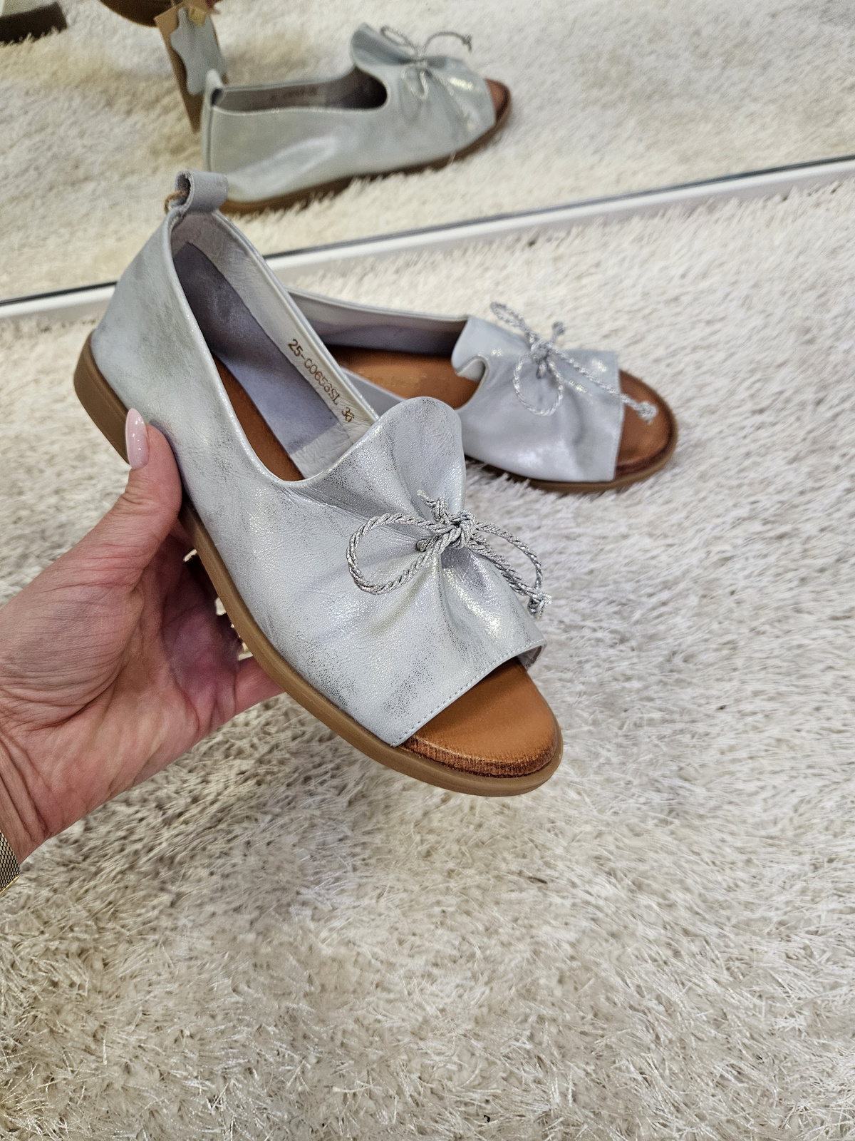 Srebrne sandały  damskie na płaskim obcasie ze skóry naturalnej