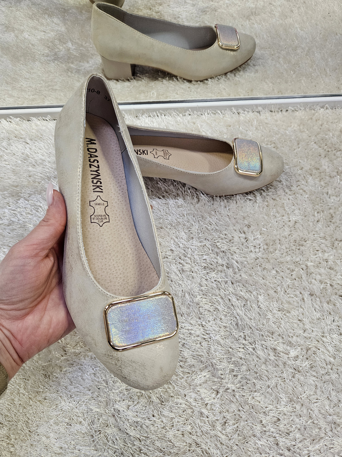 Eleganckie jasnobeżowe damskie czółenka półbuty na klocku Ada