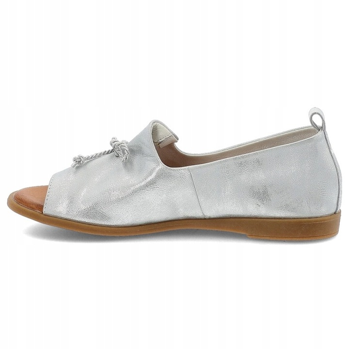 Srebrne sandały  damskie n apłaskim obcasie ze skóry naturalnej