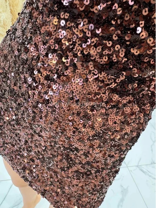 Brązowa sukienka mini z cekinami i lejącą górą na grubych ramiączkach Nel