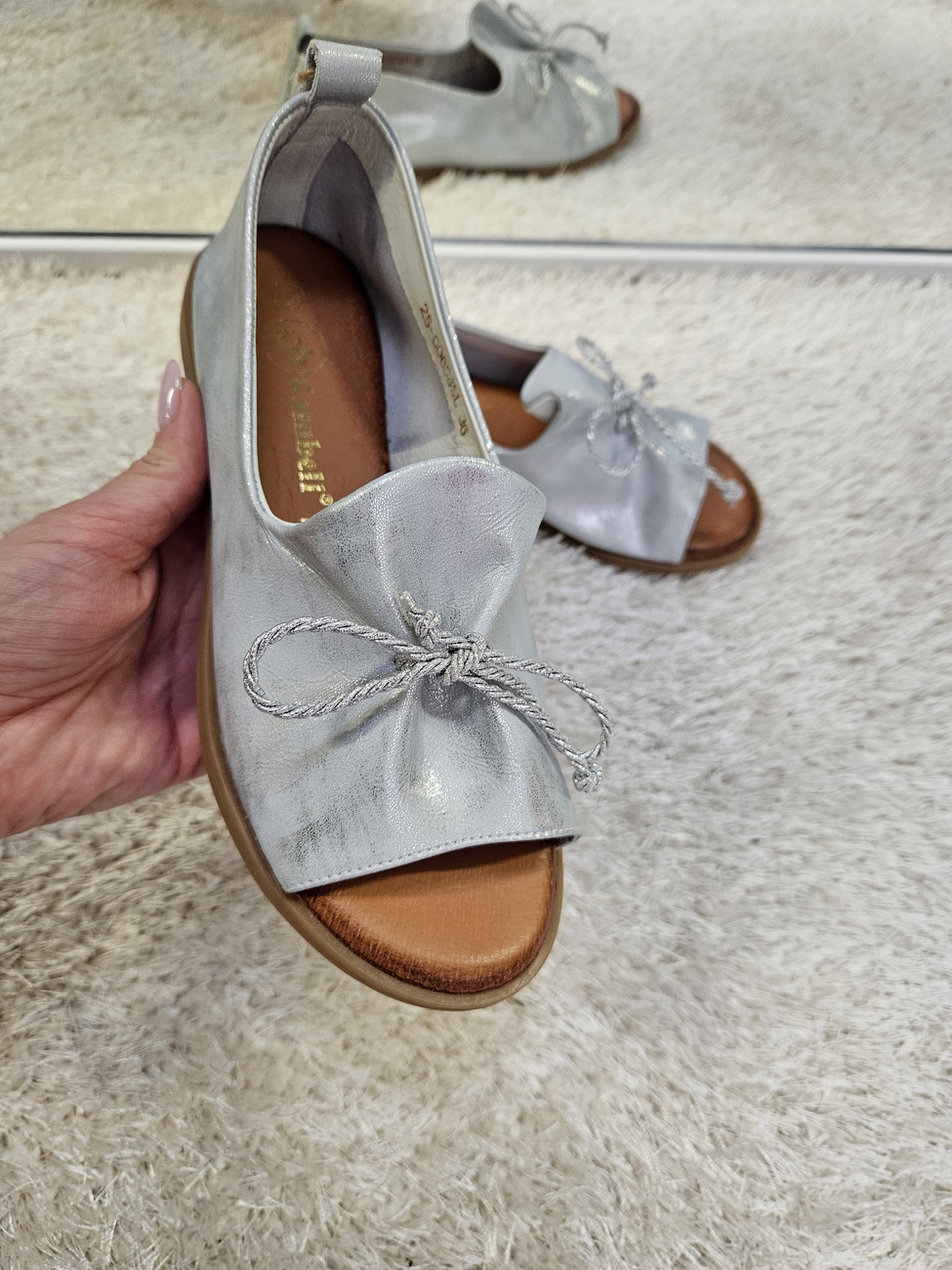 Srebrne sandały  damskie na płaskim obcasie ze skóry naturalnej