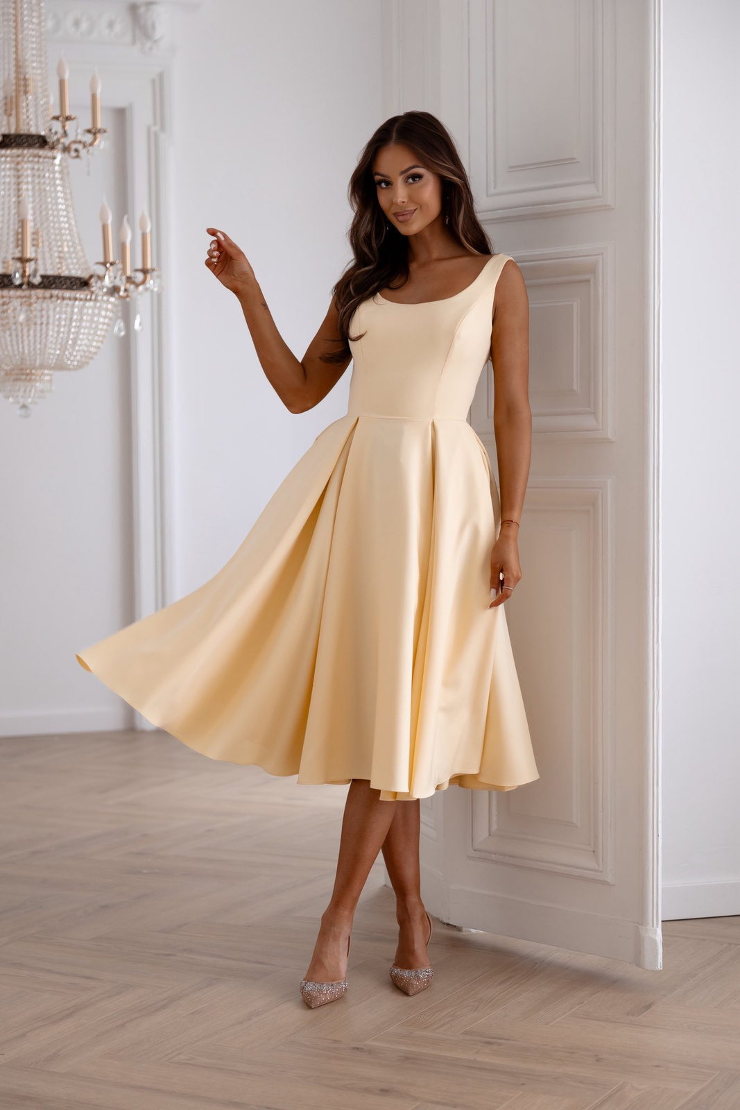 Elegancka  midi Sukienka na ramiączkach Merry żółty