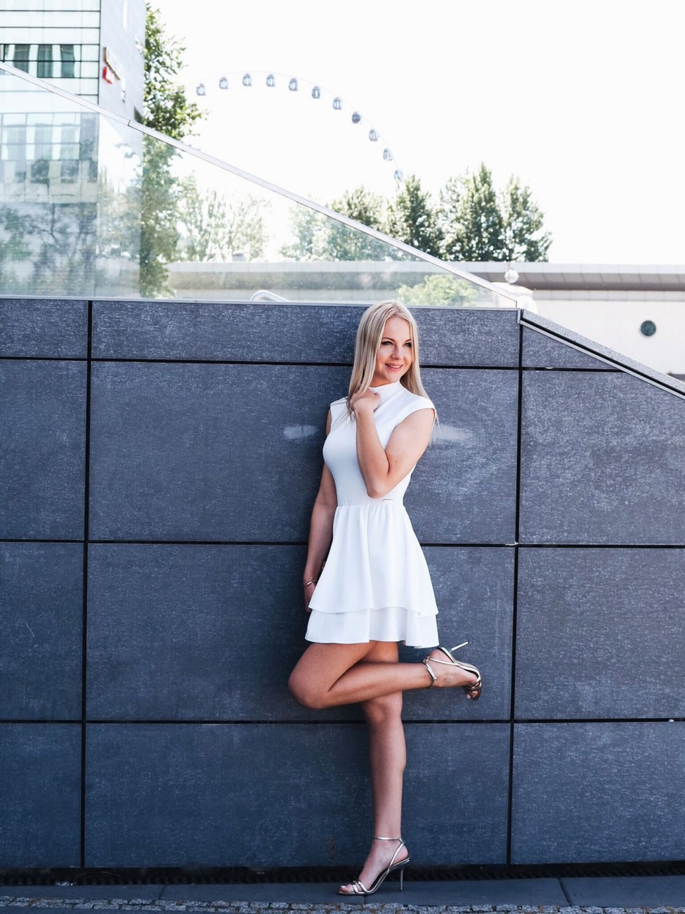 Rozkloszowana  Sandra Krótka Elegancka Ecru Sukienka
