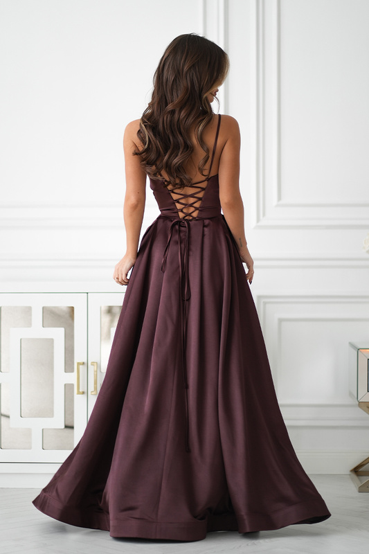 Elegancka Połyskująca Suknia Wieczorowa z Gorsetowym Sznurowaniem Ella czekoladowy