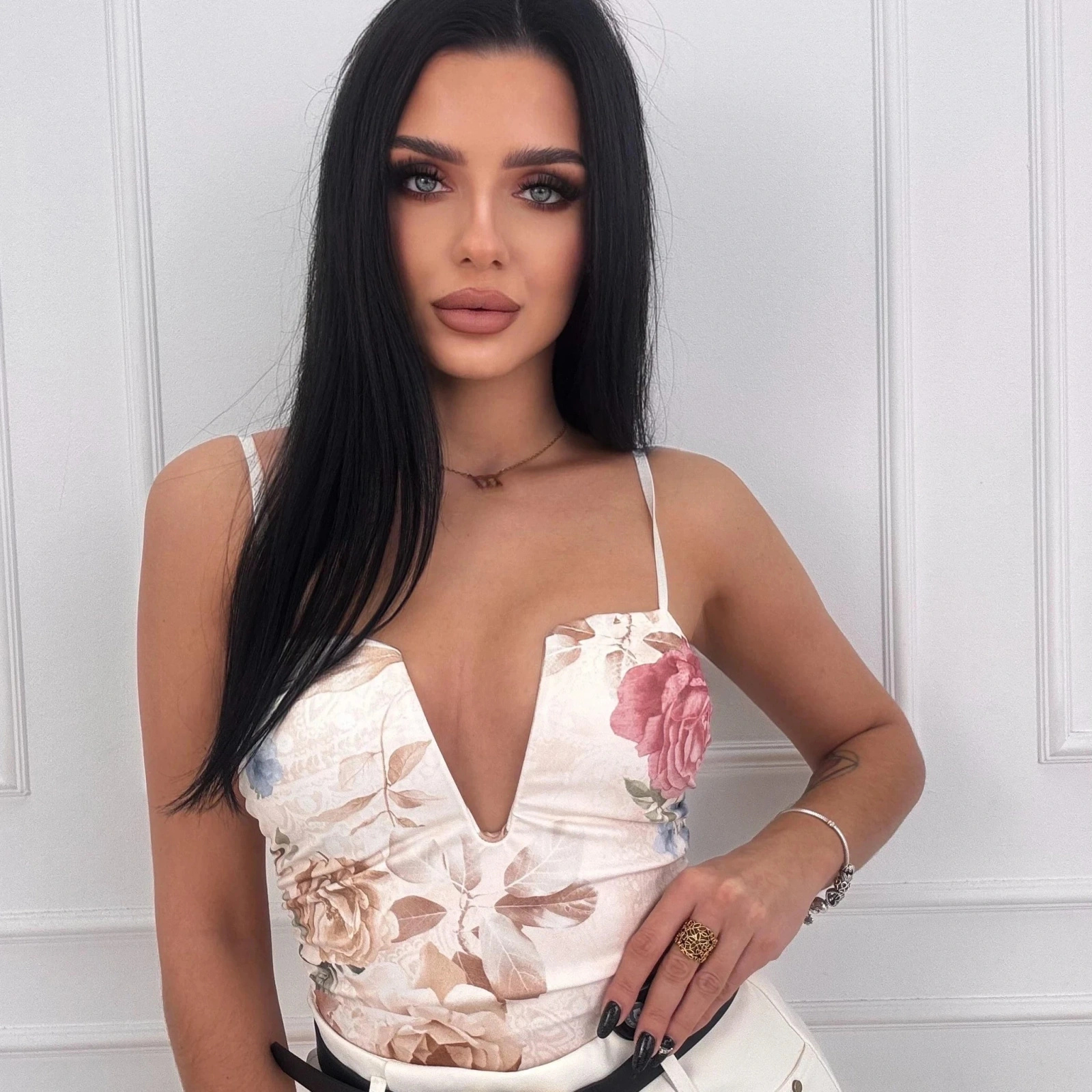 Body damskie w kwiaty głęboki dekolt V eleganckie na ramiączkach