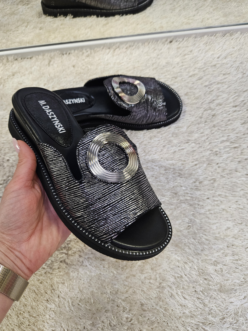 Stylowe czarne  klapki damskie na koturnie