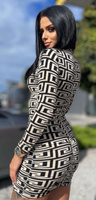Sukienka Amanda mini w geometryczny print grecki z długim rękawem i elastycznym krojem