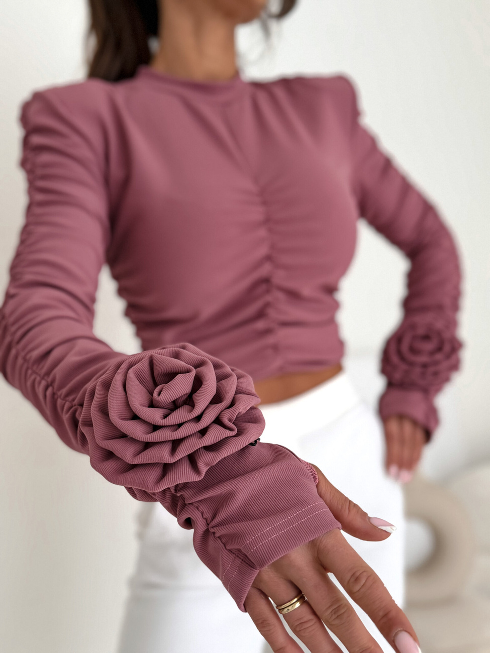 Elegancka Bluzka Velia z różami i długim rękawem brudny róż