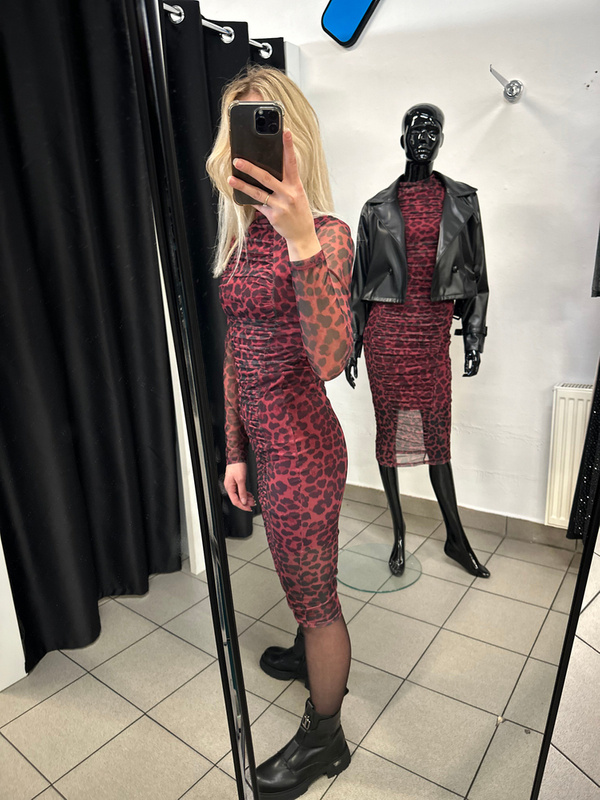 Elegancka Midi Sukienka dopasowana  w print bordowy