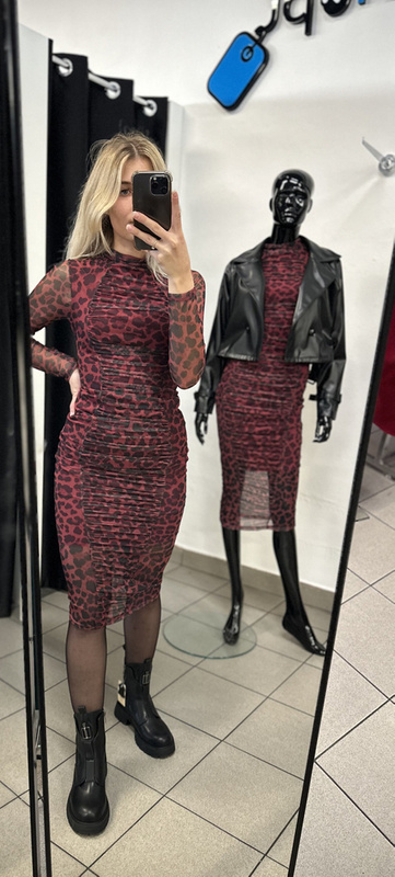 Elegancka Midi Sukienka dopasowana  w print bordowy