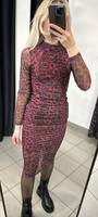 Elegancka Midi Sukienka dopasowana  w print bordowy