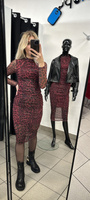 Elegancka Midi Sukienka dopasowana  w print bordowy